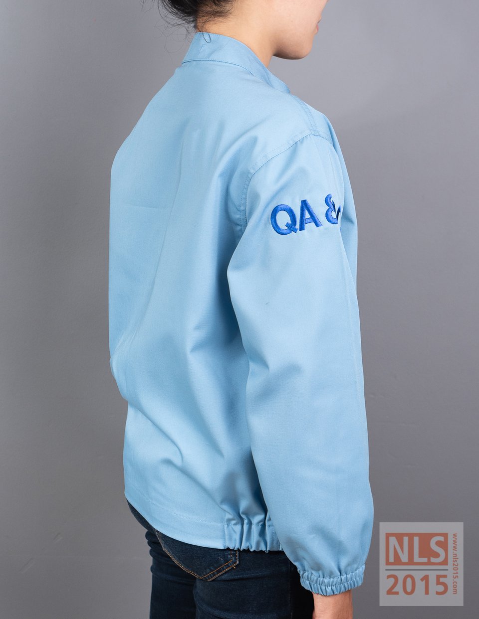 เสื้อแจ็คเก็ตพนักงาน QA&QC เนื้อผ้าคอมทวิว ยางยืดที่ปลายแขนและเอว บริษัท เอ.เจ.พลาสท์ จำกัด (มหาชน)รูปที่ 